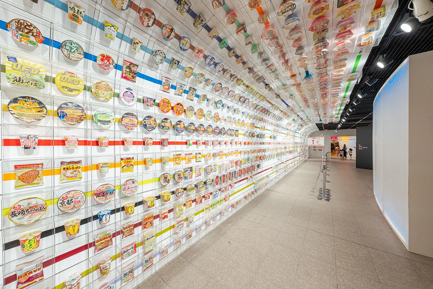 以牆上展示歷史上各種速食食品為特色的展覽。