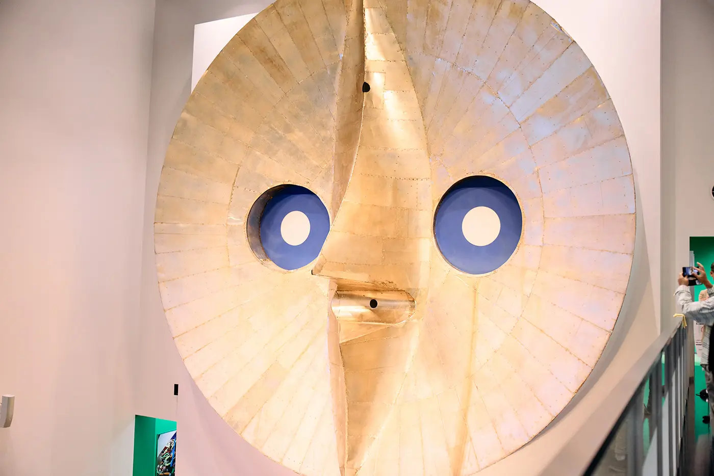 在EXPO’70展馆的附属展厅里,展出了最初在大阪万博期间安装在太阳塔顶部的“金脸”。