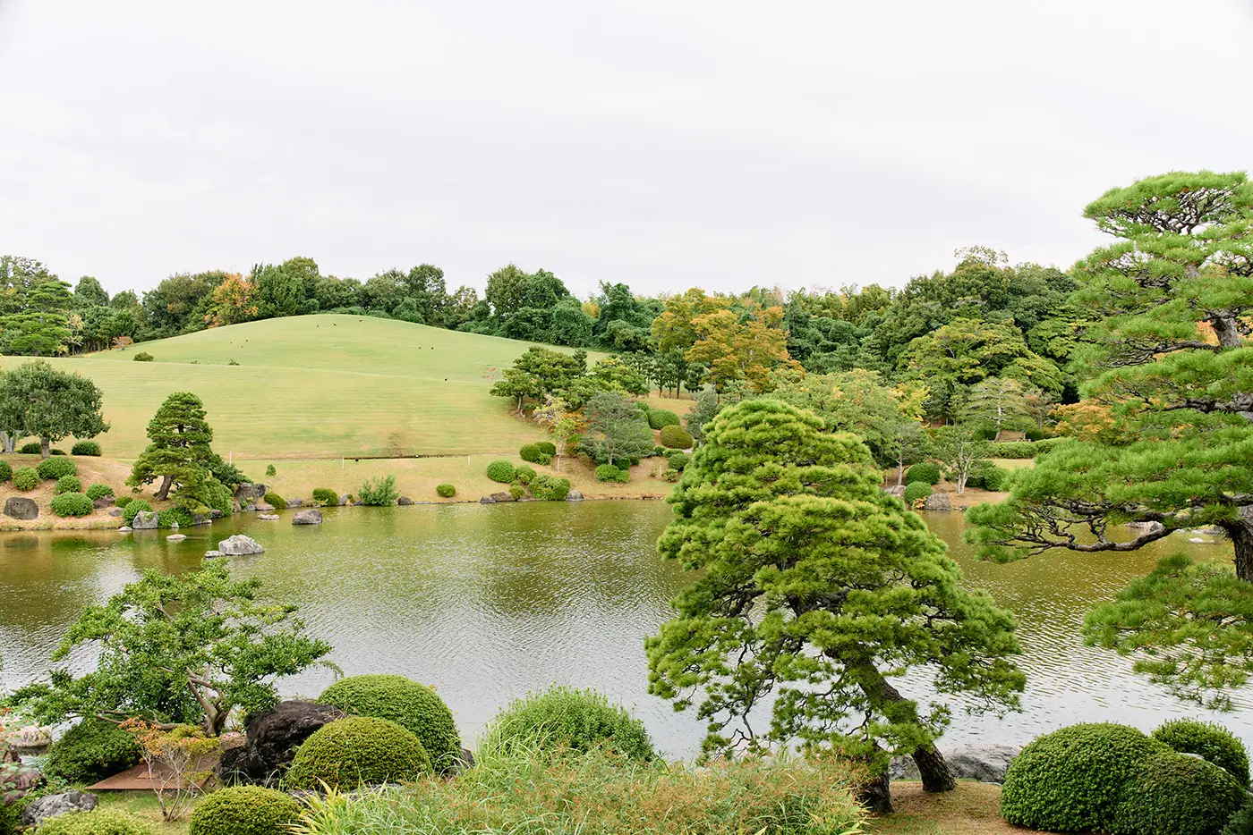 这座著名的花园是为 1970 年日本万国博览会(大阪万博)而建的政府展馆,展示了日本园林艺术的巅峰之作。
