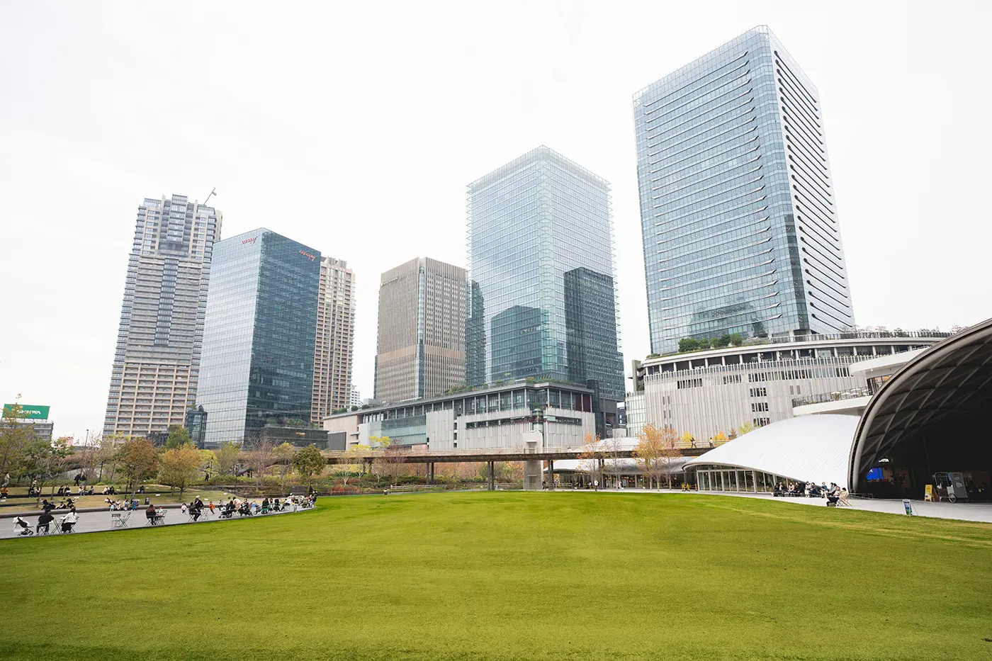 As an urban park directly connected to a major terminal station, it boasts one of the largest areas in the world.