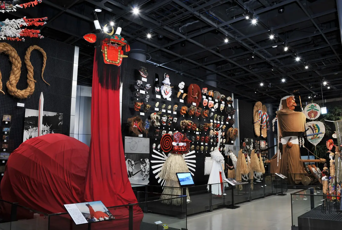 展品包括渔旗和工艺品。