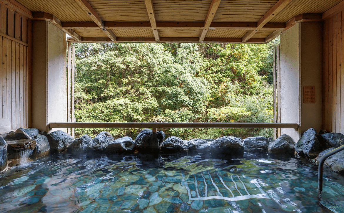 一邊欣賞犬鳴山的自然美景,一邊泡溫泉。