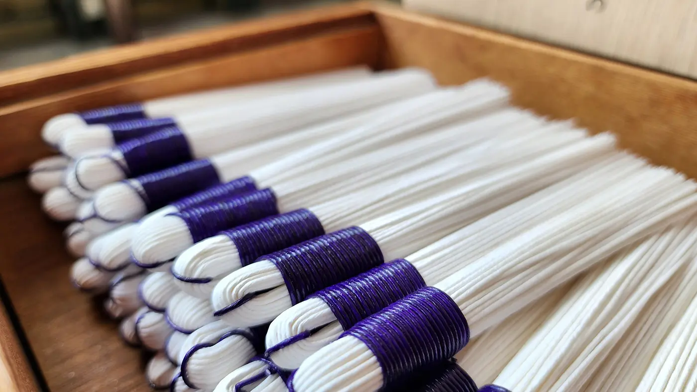 「百道繩」是一捆100條繩子,用於在百道參拜儀式中計算一個人參拜神社的次數。