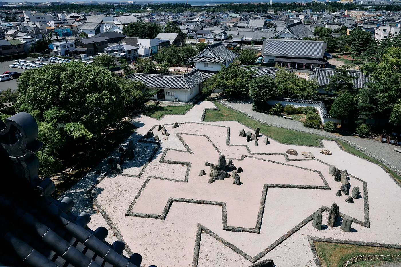 The Kishiwada Castle Garden was designed by Mirei Shigemori, a leading garden researcher of the Showa era.