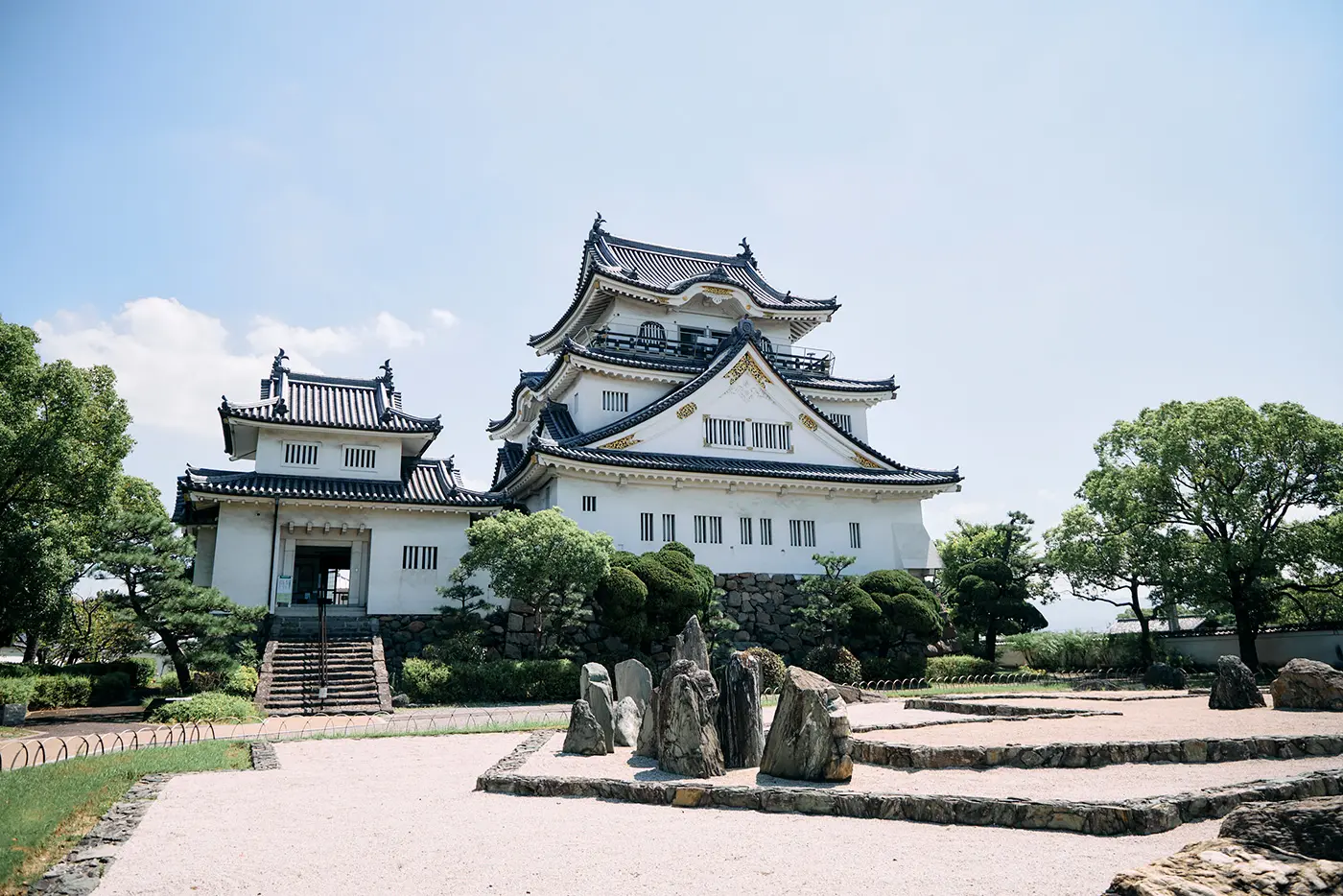 At the tourist information center located in front of Kishiwada Castle, you can enjoy sightseeing while taking a break in the cafe space.