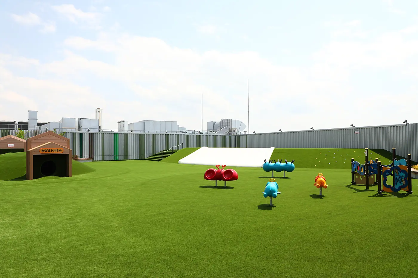 屋顶的“空中广场”摆满了适合 3 至 6 岁儿童的吸引人的游乐设施，包括可爱的游乐设施和隧道，可以激发他们的探索精神。