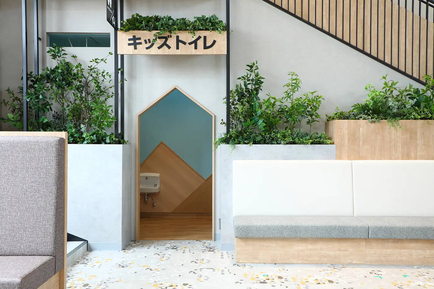 儿童洗手间位于1至3层，方便带幼儿的家庭放松休息。此外，还设有尿布更换台。