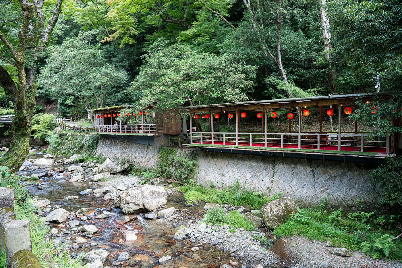 米努河露台餐厅坐落在从米努瀑布流出的清澈溪流旁。您可以在凉爽的环境中享用美食，同时感受潺潺的流水声。