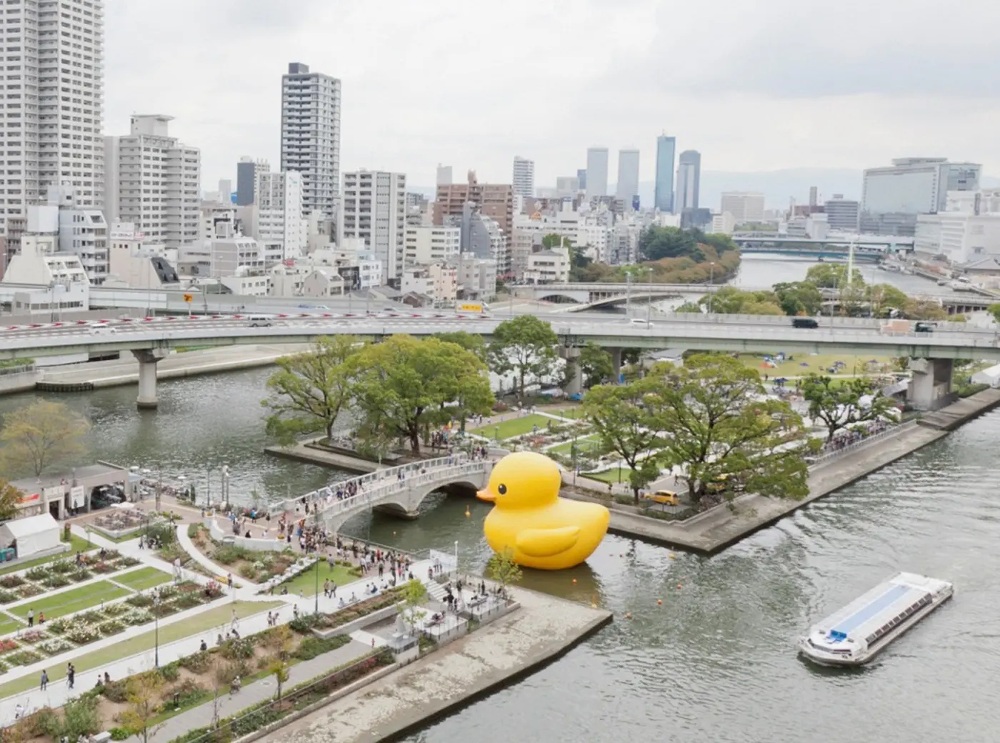 「橡皮鴨」是一件環遊世界的藝術作品，它像徵著一種精神，經常出現在堂島川（圖片由 E-DESIGN 提供）。