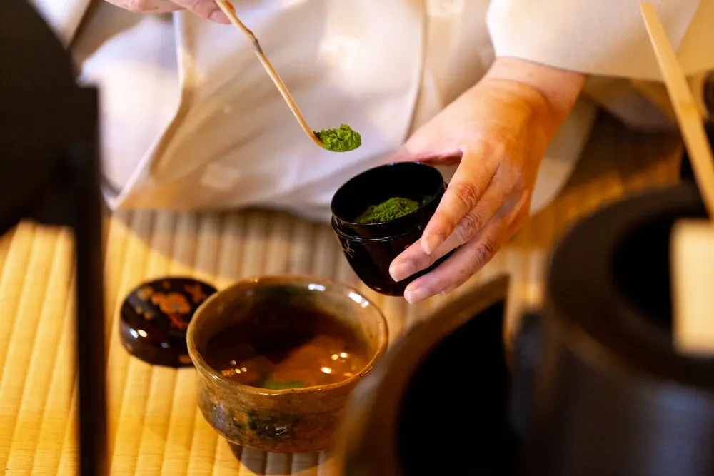 千利休屋敷跡に面した本格的な茶室でお点前体験。団体・個人共に参加可能。