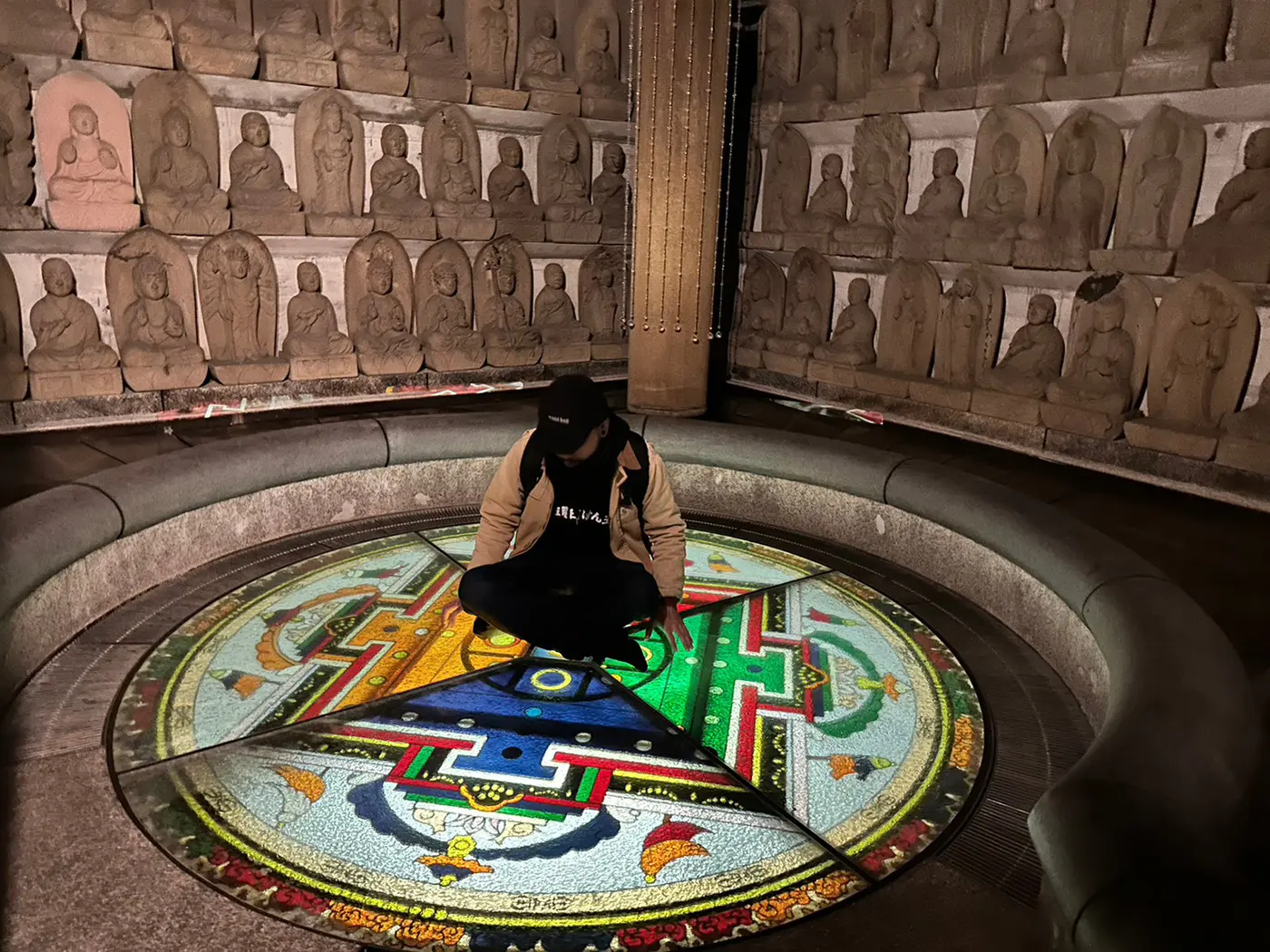 位於地下的「佛陀之地」擁有 151 尊石佛像,並提供冥想體驗。