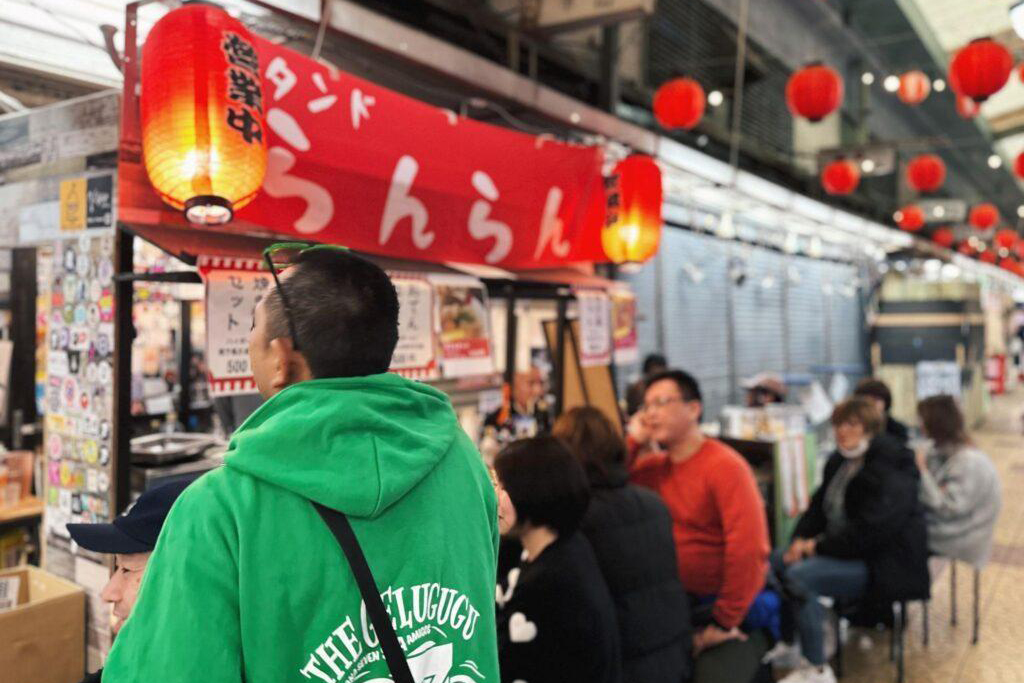 Food stalls featuring active idols and cyberpunk-themed food stalls