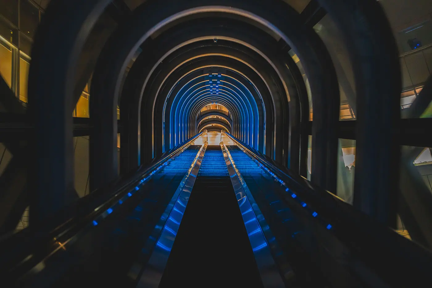 The see-through escalator from the 35th to the 39th floor is a popular photo spot.