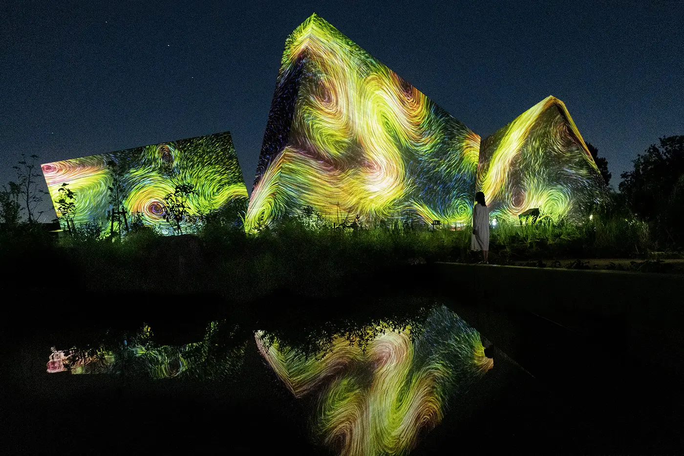 一系列大型雕塑作品，描繪了在這一區域飛翔的鳥類對周圍環境持續不斷的能量。