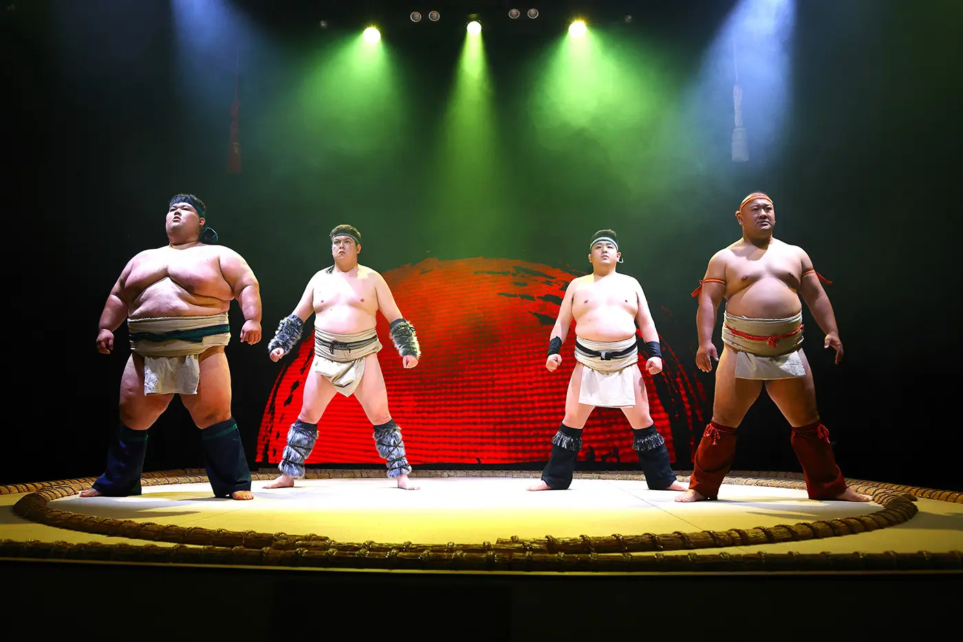 這場演出運用聲音、燈光和視頻，精彩地展現了相撲的起源，絕對不容錯過。