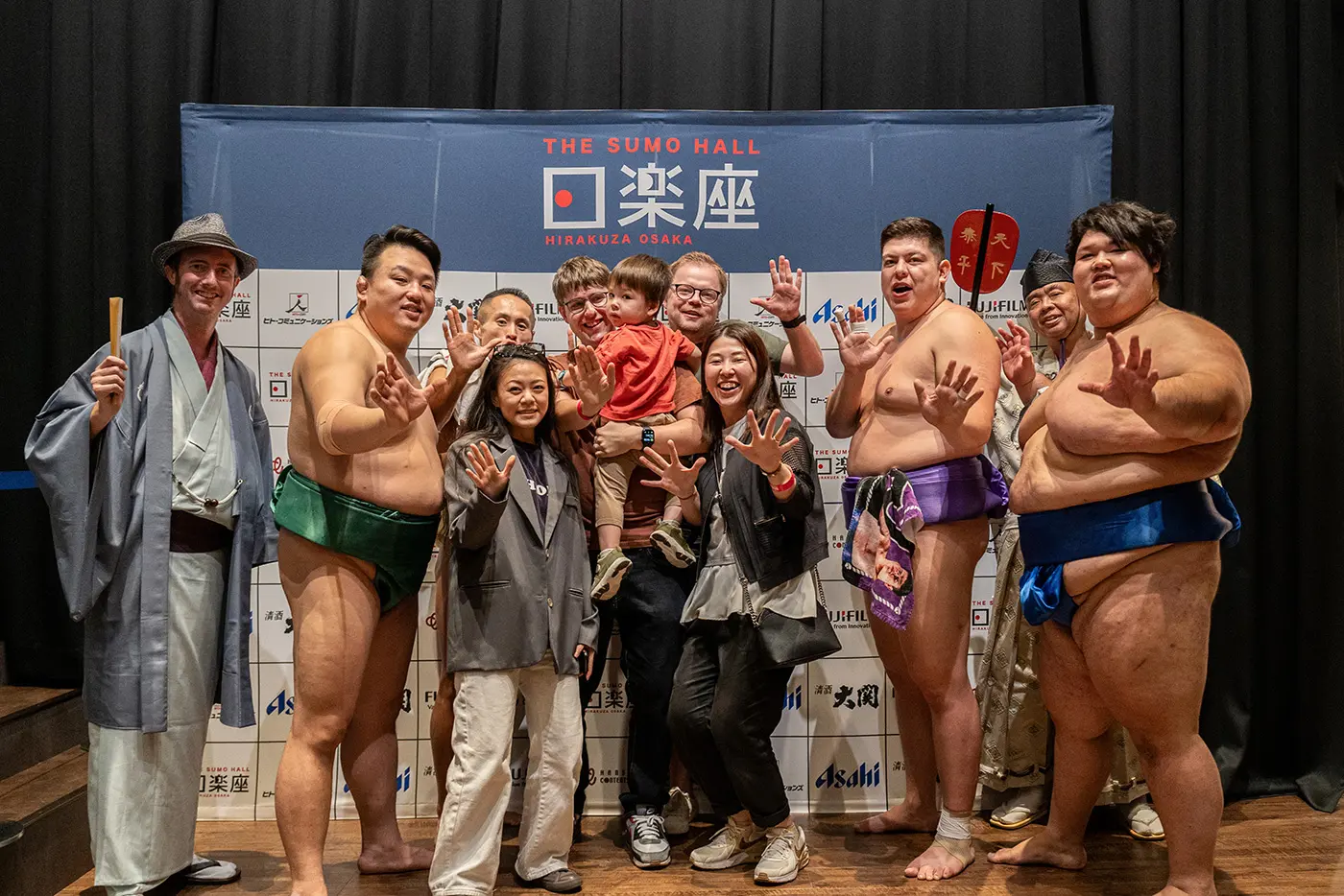 所有節目結束後，您可以和相撲選手們合照。