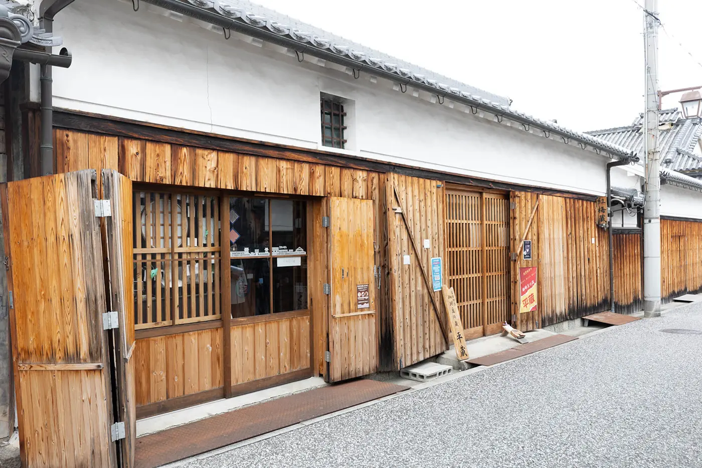 該地區店鋪林立,建築風格保留了江戶時代的特色,非常適合成年人悠閒漫步。