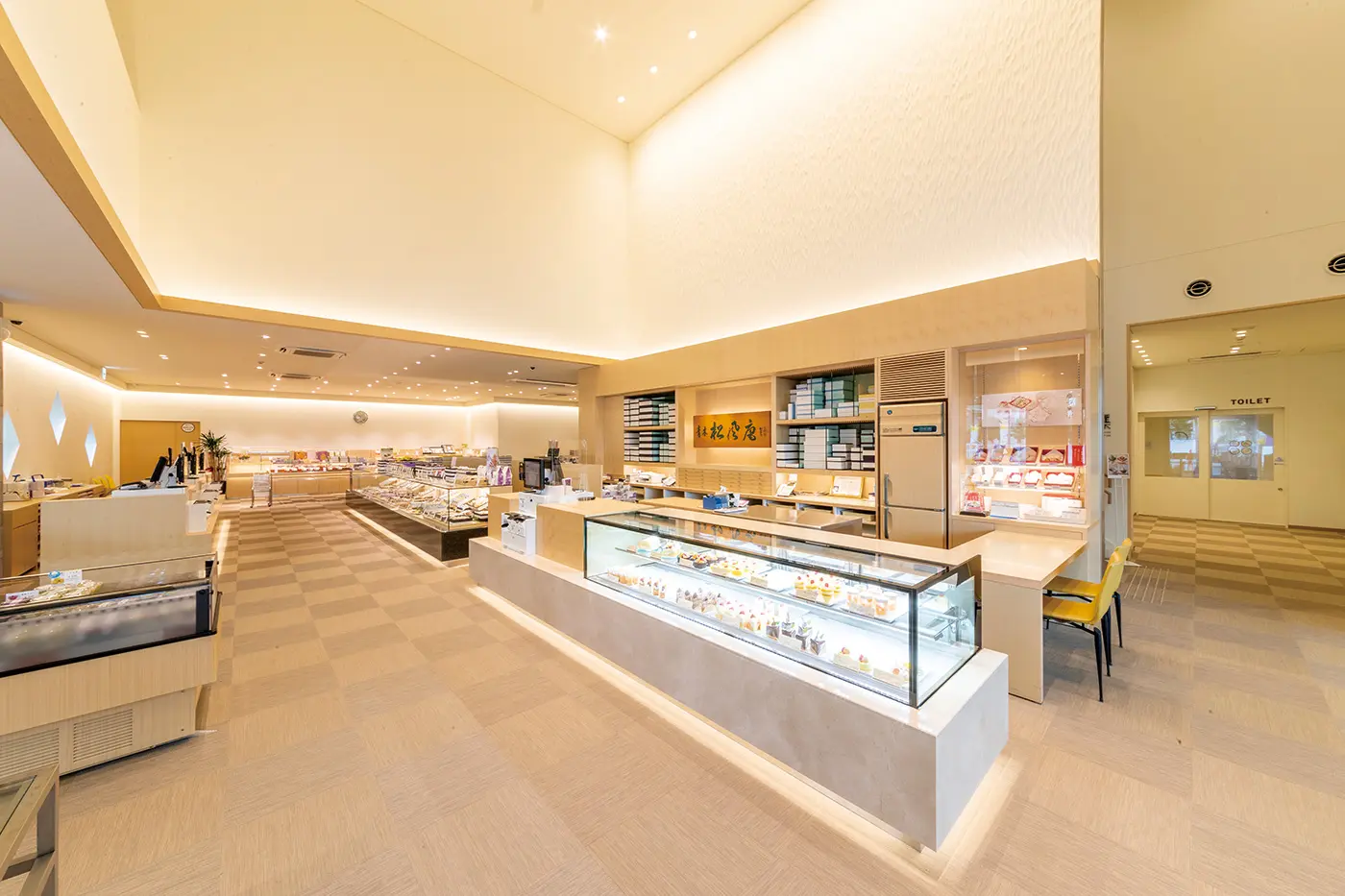 工厂内的商店还出售一些只能在那里买到的商品。