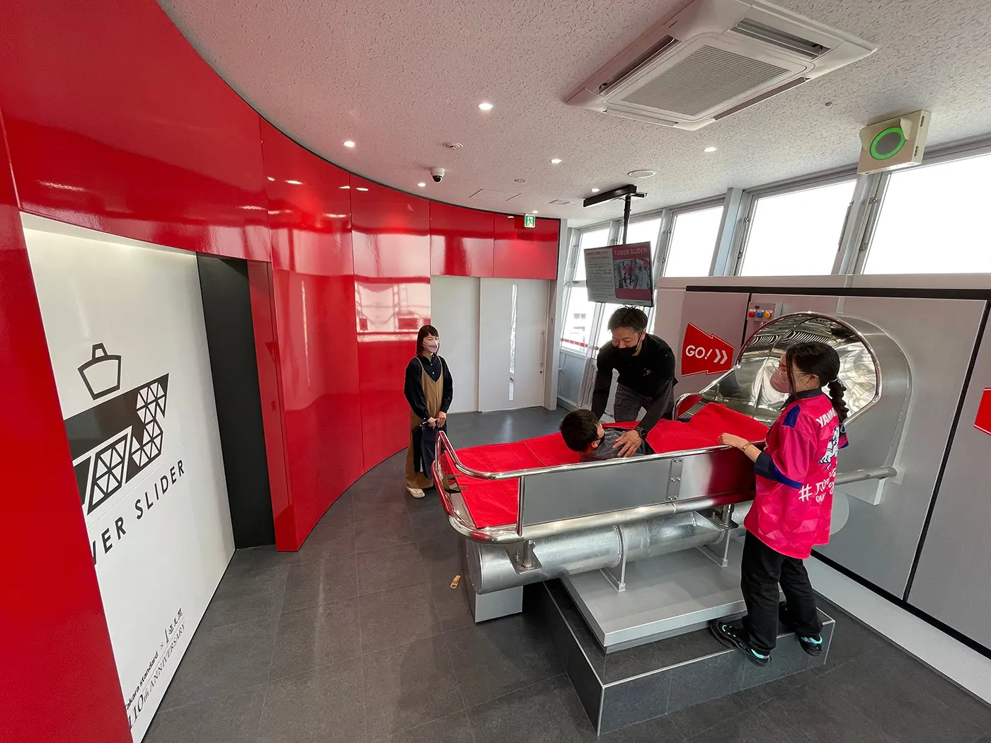 “塔式滑梯”也很受欢迎,它是一种可以让你一次性滑下总长度达 60 米的滑梯。