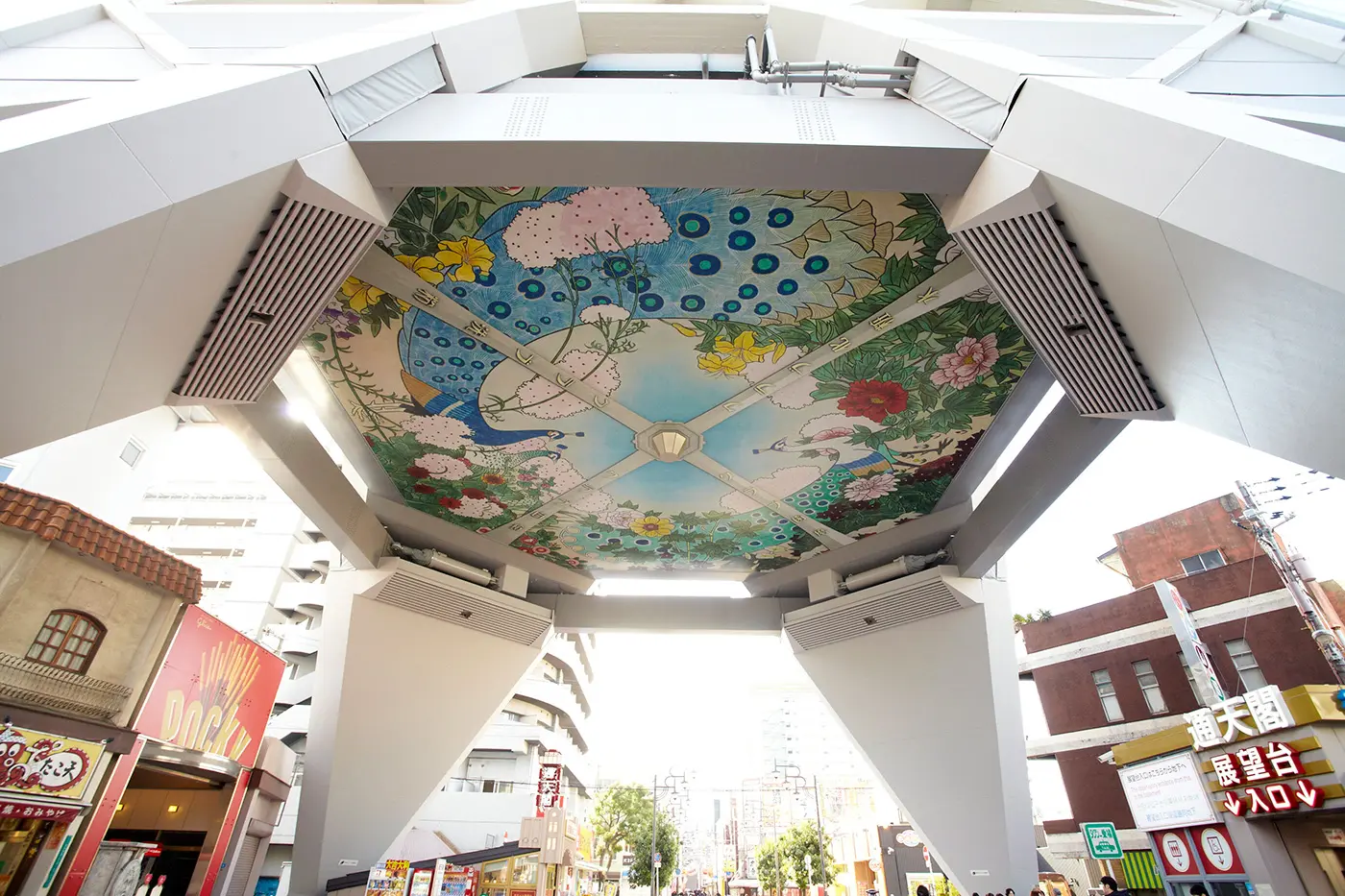 塔底的天花板上有一幅花鸟画作《孔雀在花园里嬉戏》,直径约 17 米。