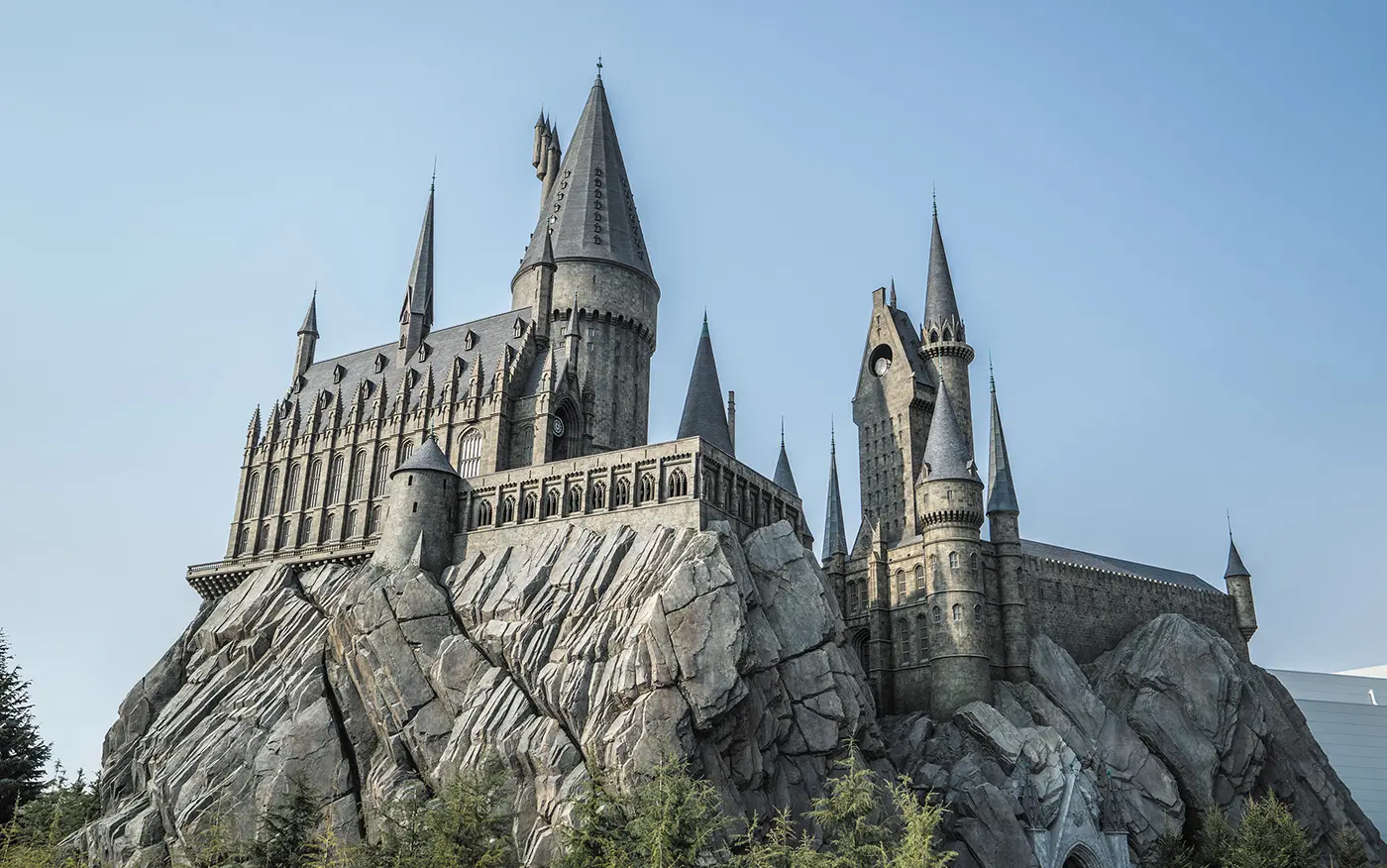Harry Potter™의 이야기의 세계를 압도적인 스케일과 철저한 세부 사항을 고집하여 재현한 장대한 지역, 위저딩 월드 오브 Harry Potter™.