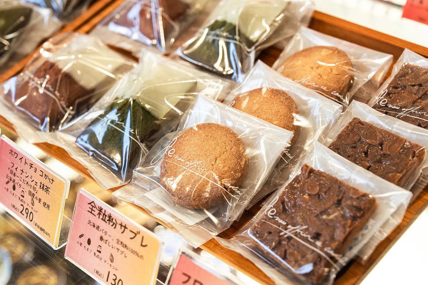 焼き菓子が並ぶ様子