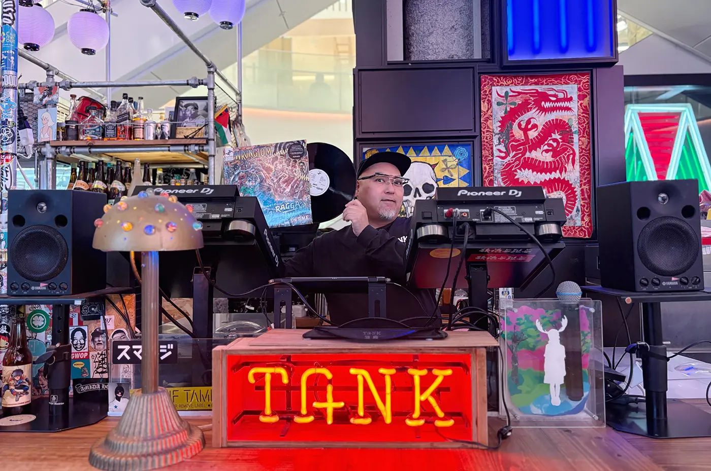 TANK Bar/Cafe 位於心齋橋 PARCO 地下二層，這是一個距離 W OSAKA 步行即可到達的商業設施。
