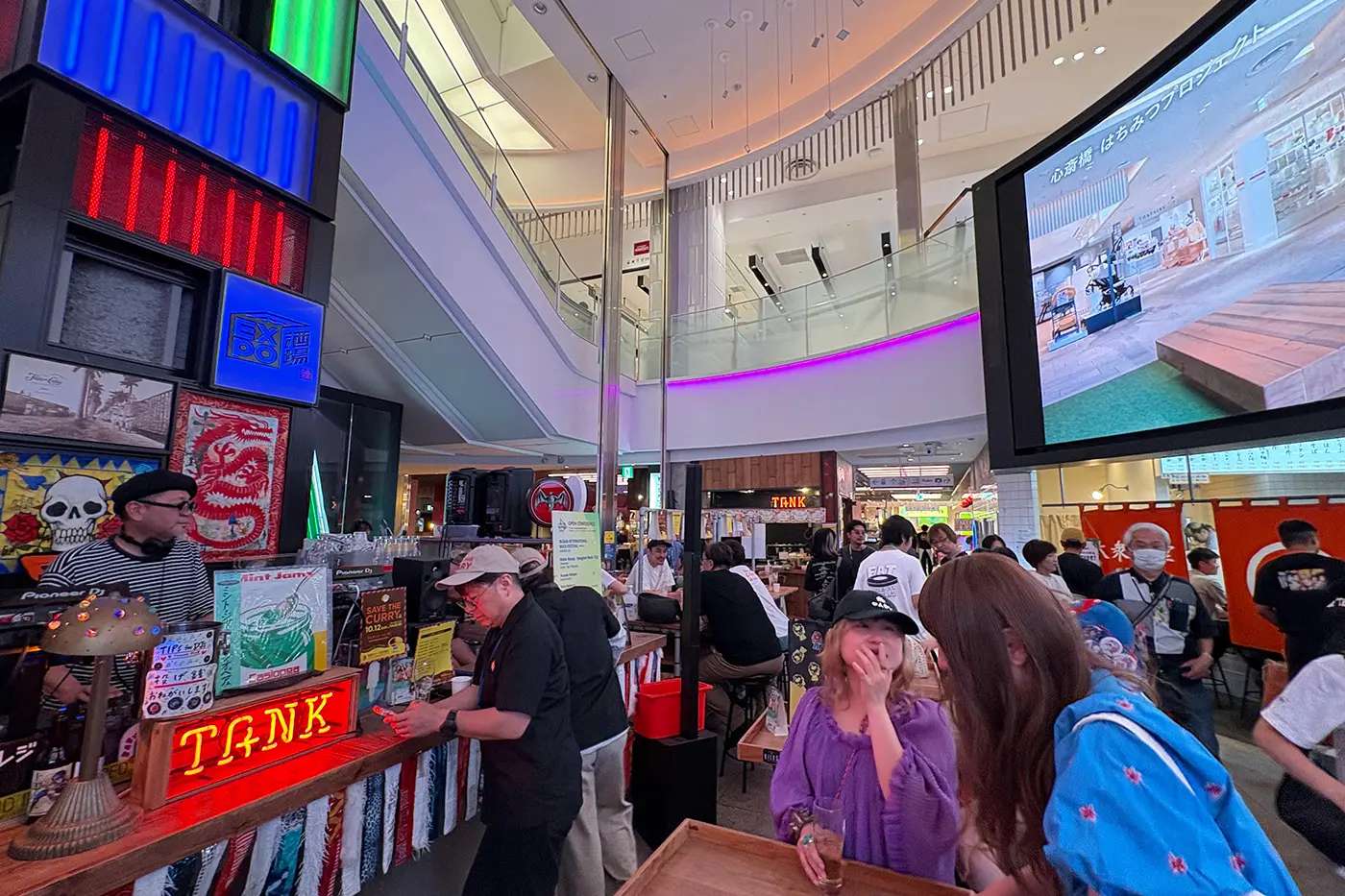 這裡交通便利，遊客很容易到達，但它也具有一種獨特的魅力，吸引有趣的當地人聚集於此。