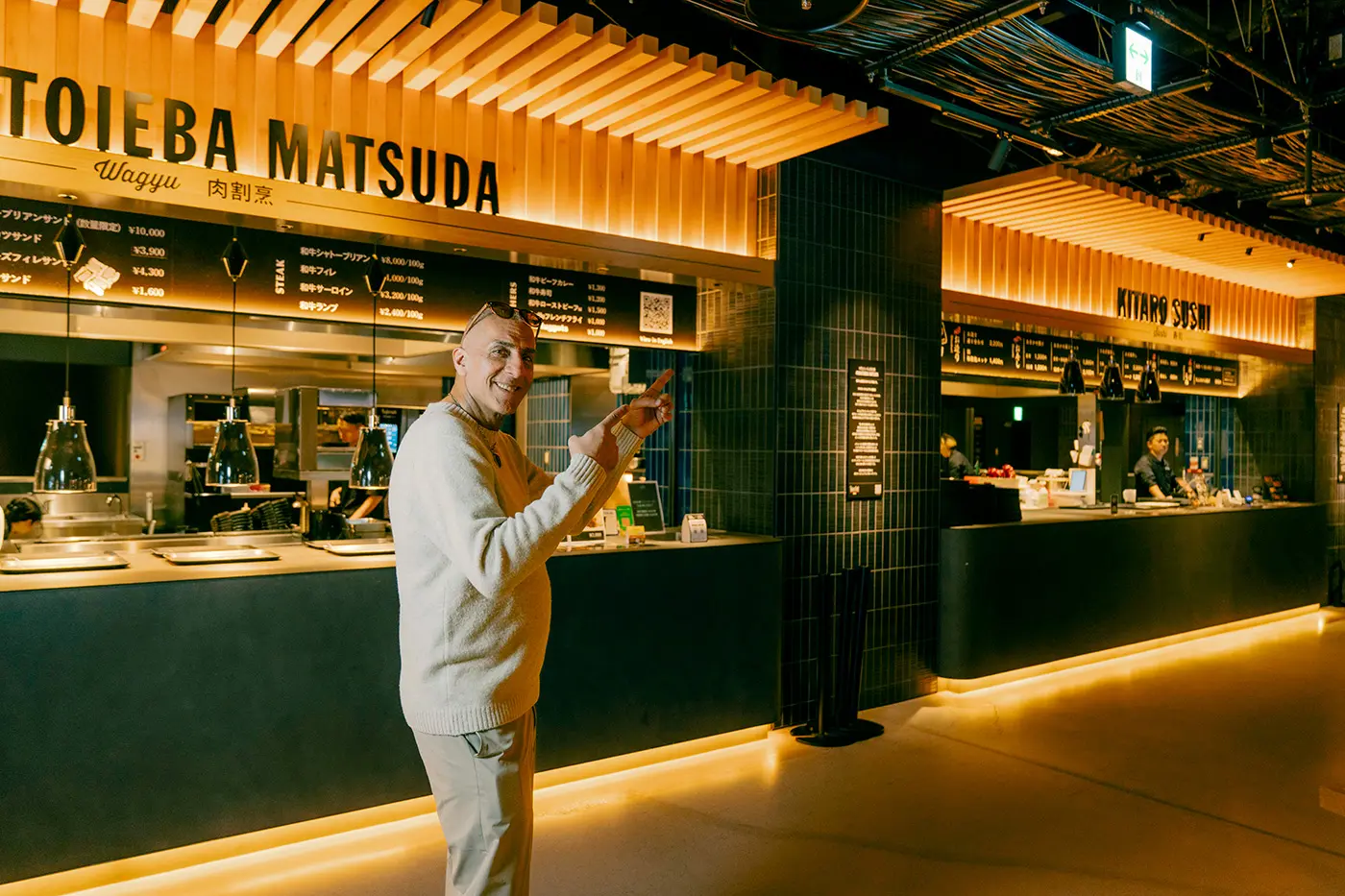 走進裝飾精美的餐廳大廳，你會看到由《Time Out》雜誌編輯精心挑選的「你現在應該品嚐的大阪美食」。