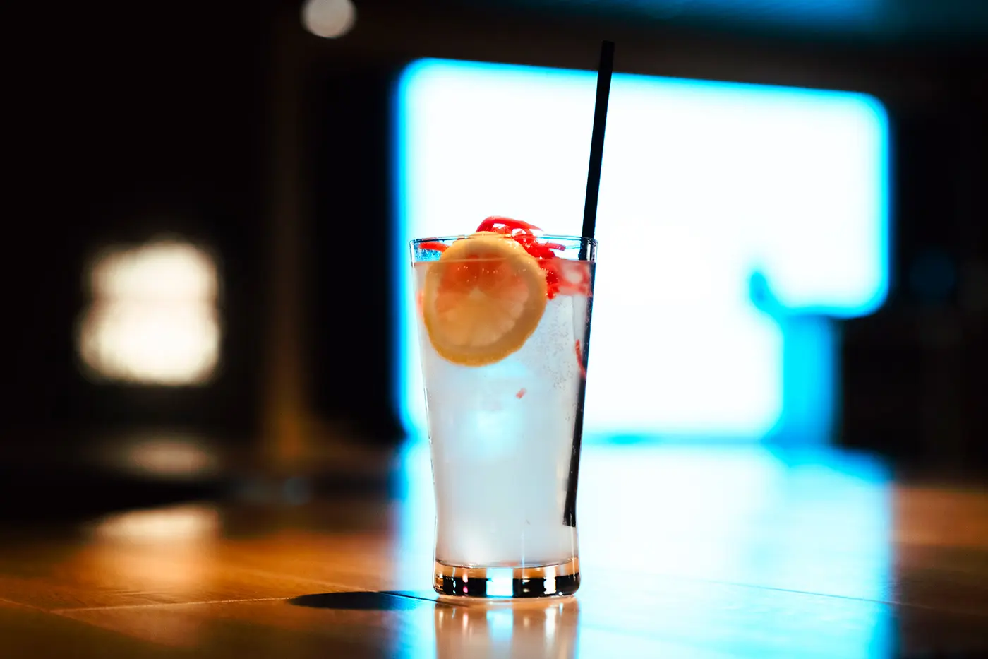 受大阪休閒酒吧流行的「薑燒燒」（醃薑燒燒）的啟發，「大阪檸檬酸酒」上面放有醃薑。