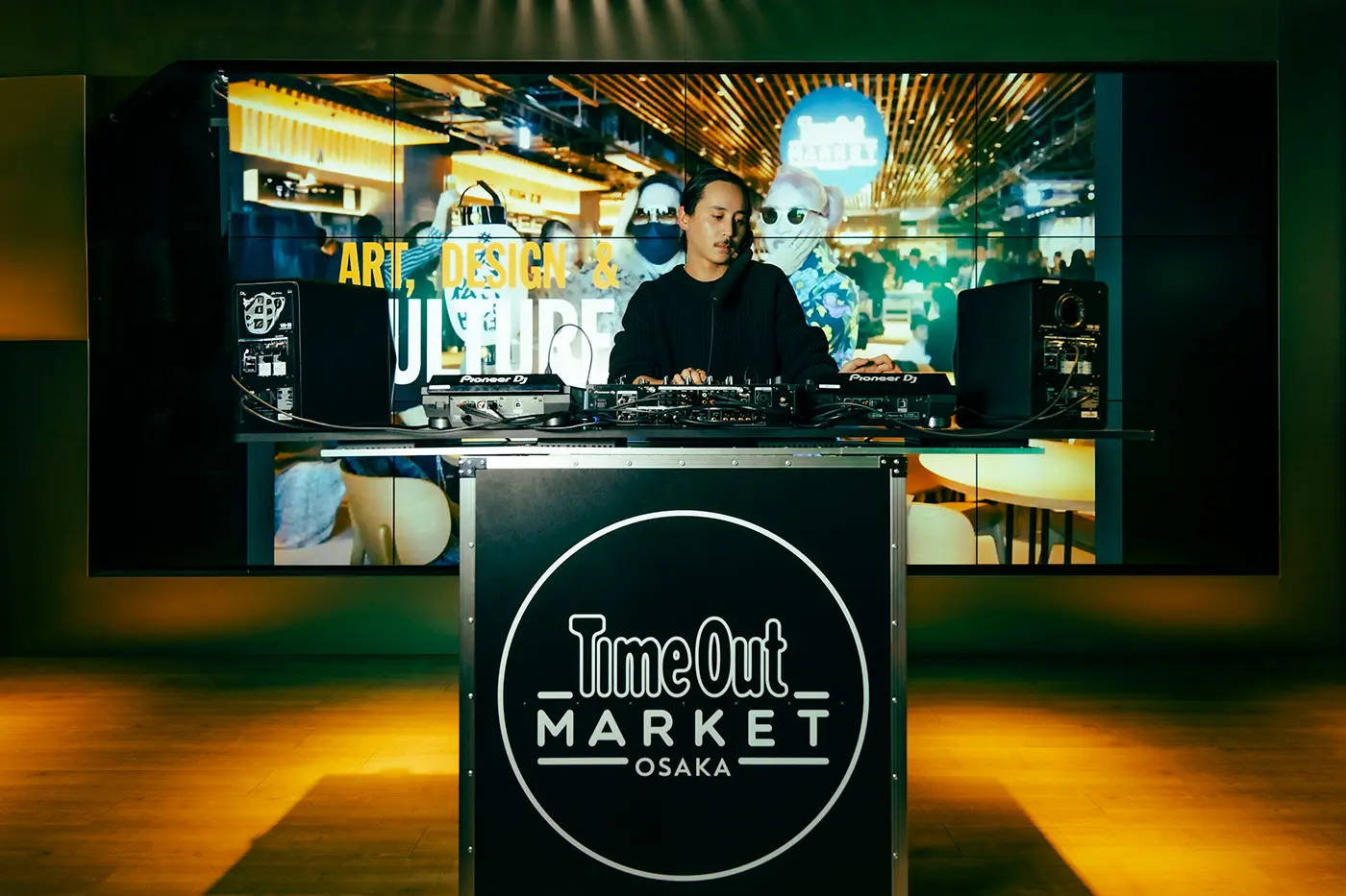 每週五和週六，一位活躍在大阪的DJ將負責現場混音。