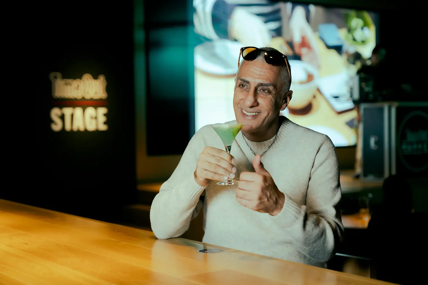 餐廳提供多種類型的座位，包括吧台座位和餐桌，您可以選擇自己喜歡的方式用餐。