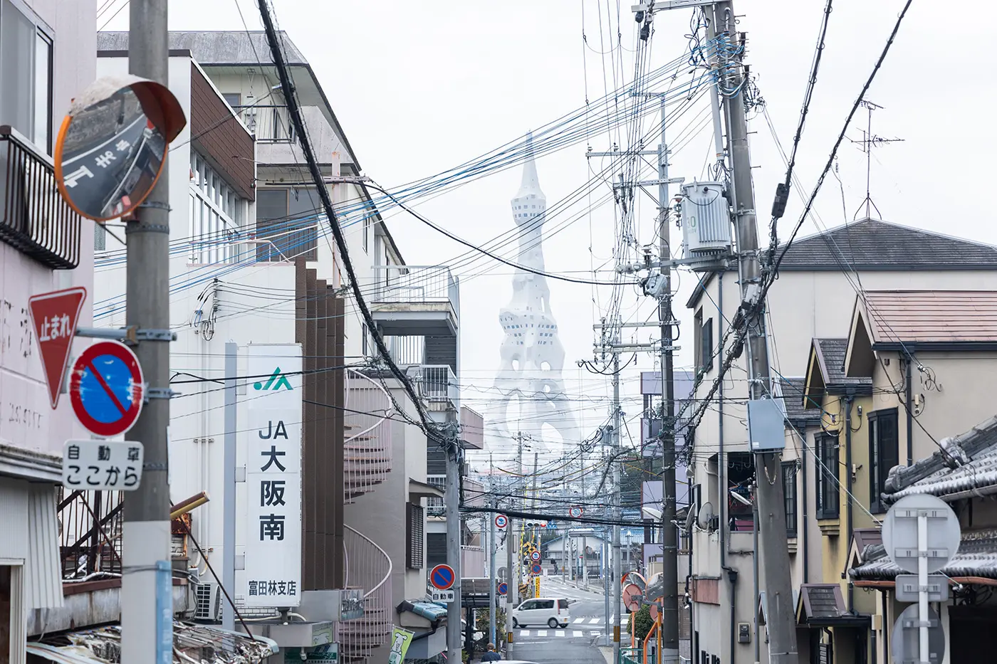 街中から見るPLの塔