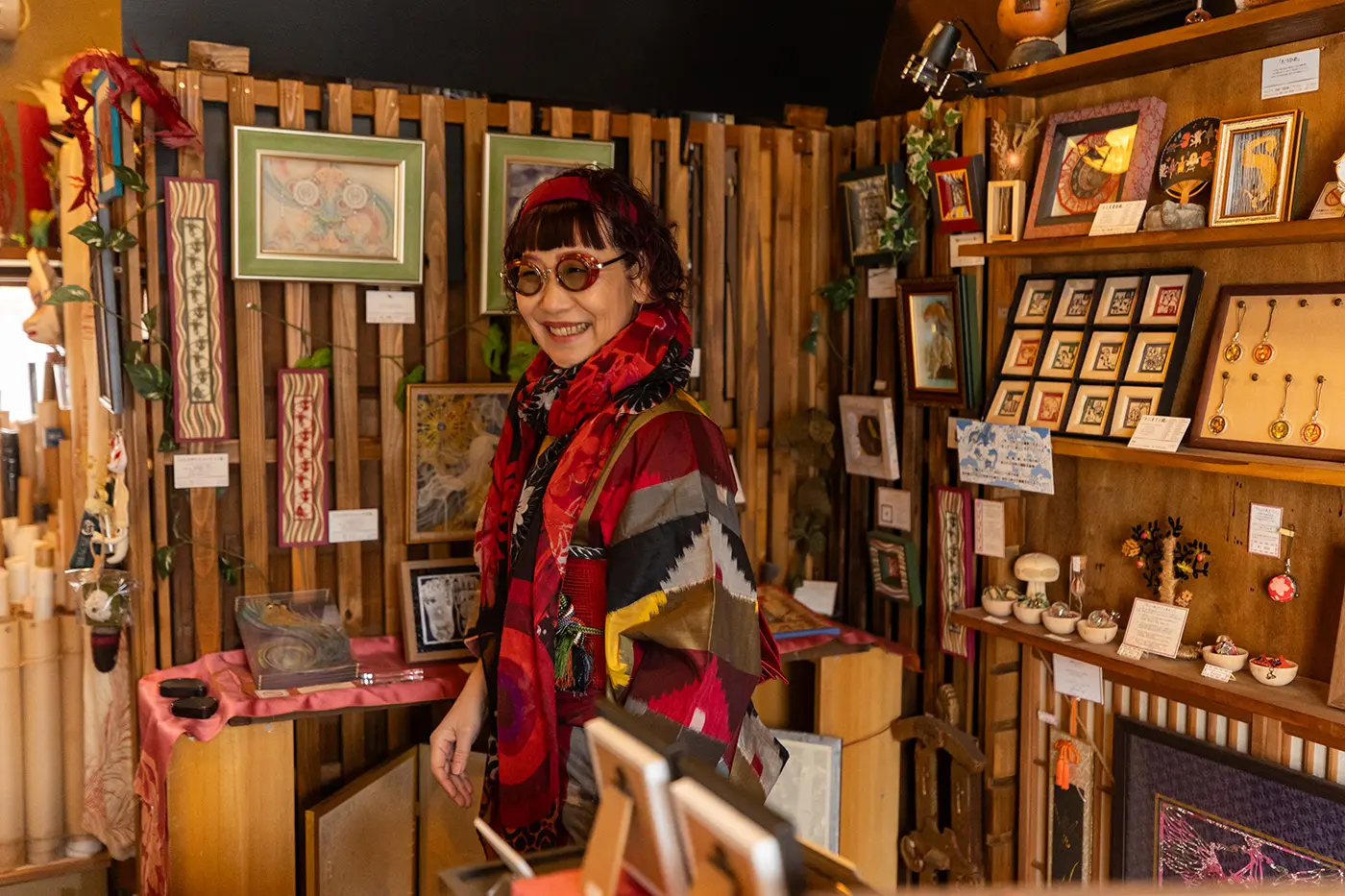 アトリエに立つカメイさん