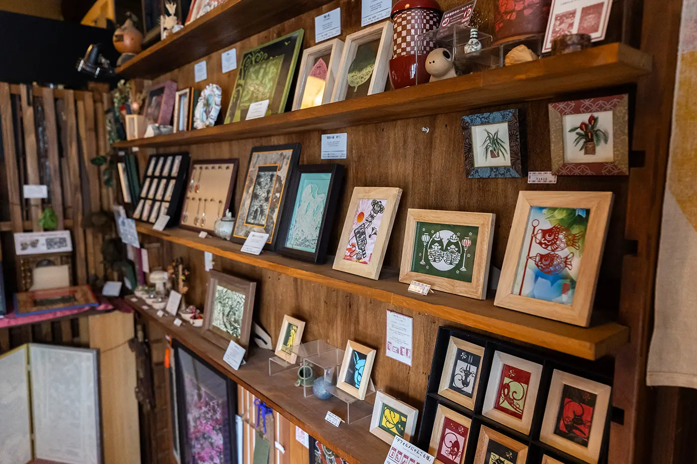 壁に並ぶ作品たち