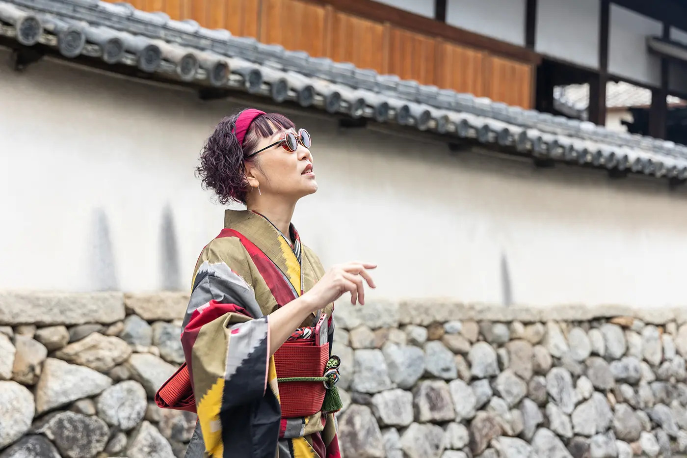 塀を見るカメイさん