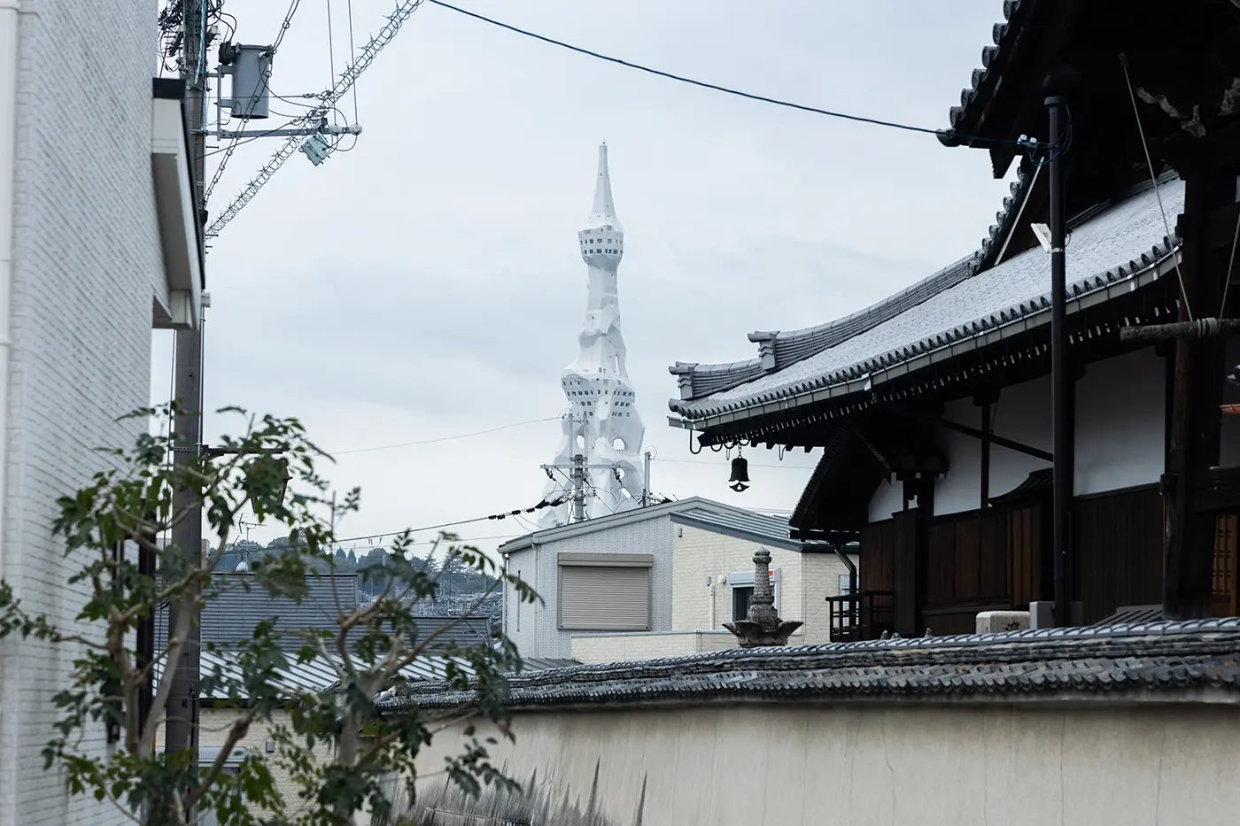 街中から見る「PLの塔」