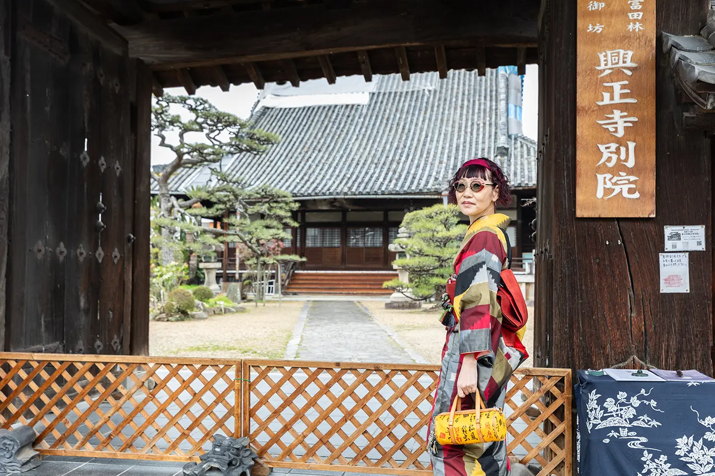 興正寺別院門前で