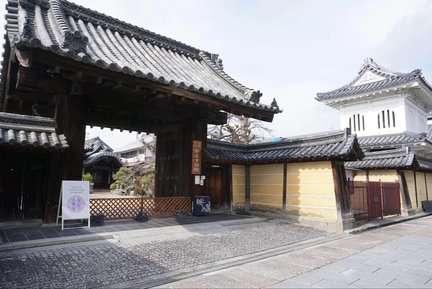 興正寺別院の山門