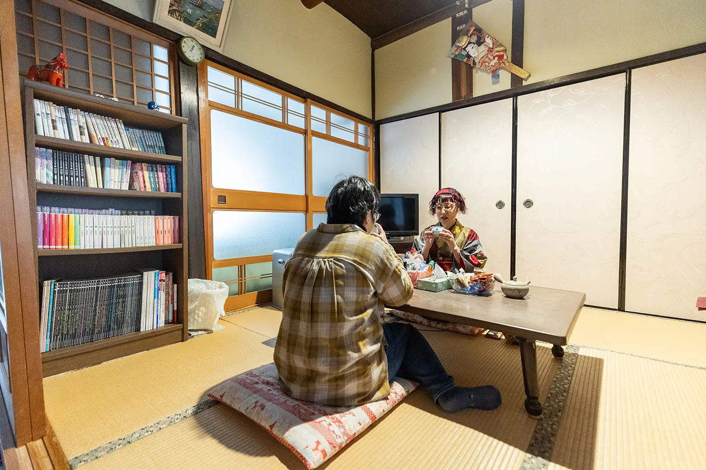 居間でくつろぐ