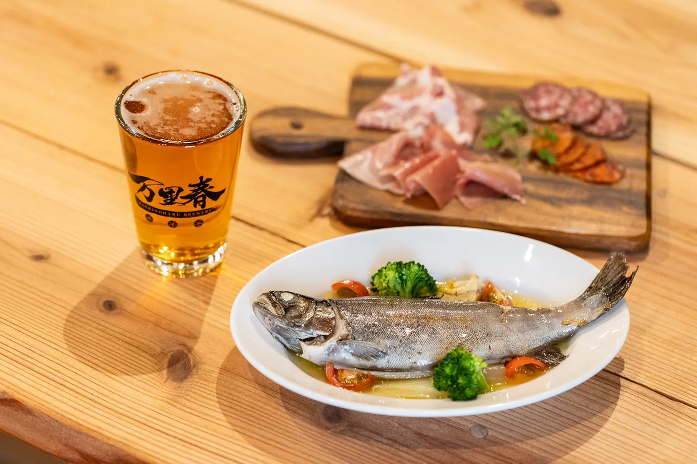 クラフトビール 麓ペールエール（Mサイズ）660円、マスのオイル煮1,188円、生ハム・サラミ盛1,078円