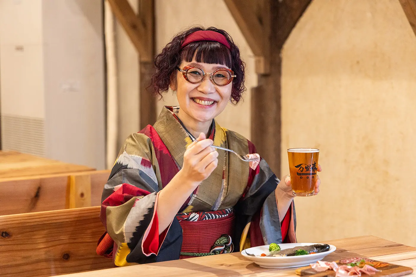 ビール片手に笑顔の案内人