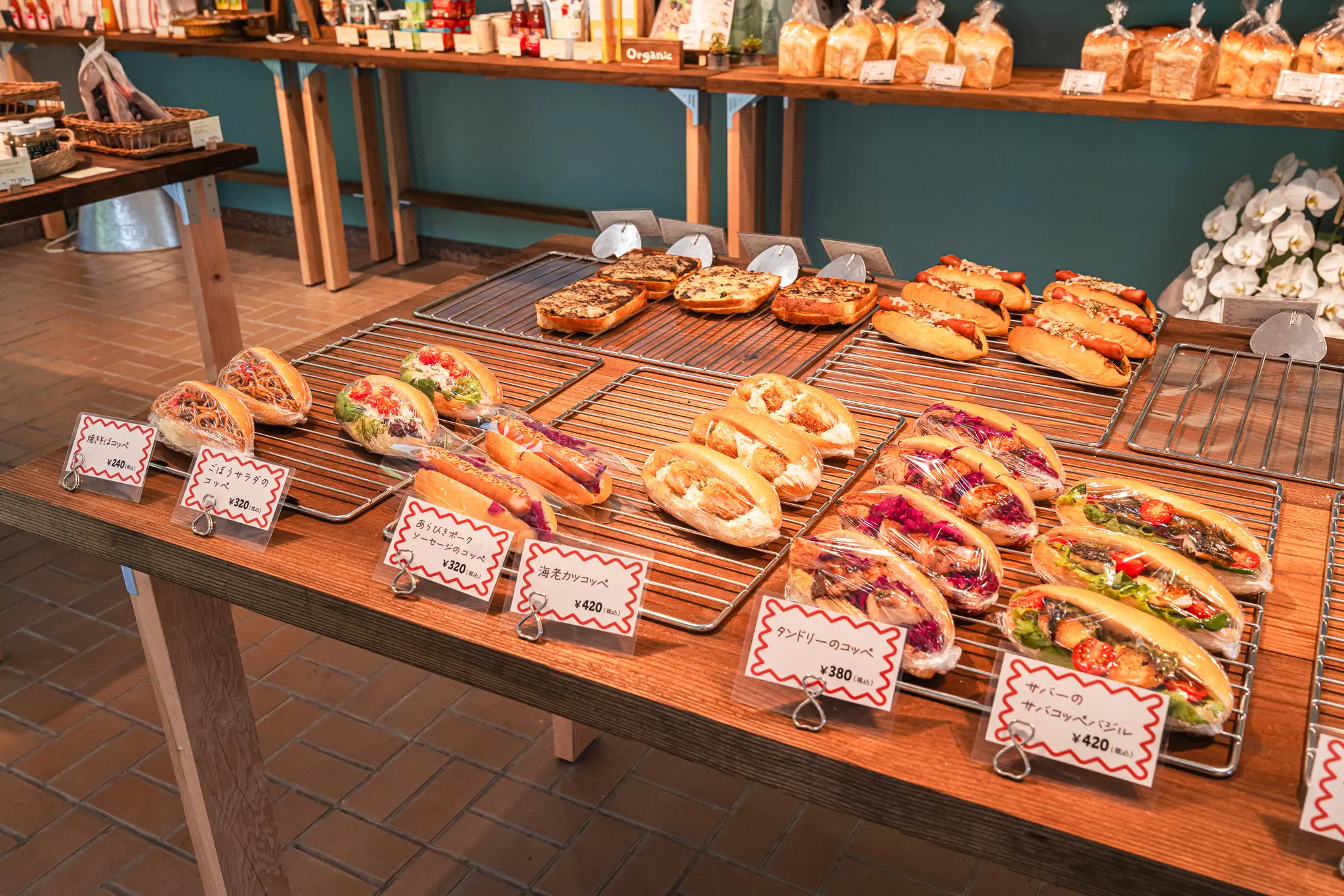 가게 안에 진열된 빵