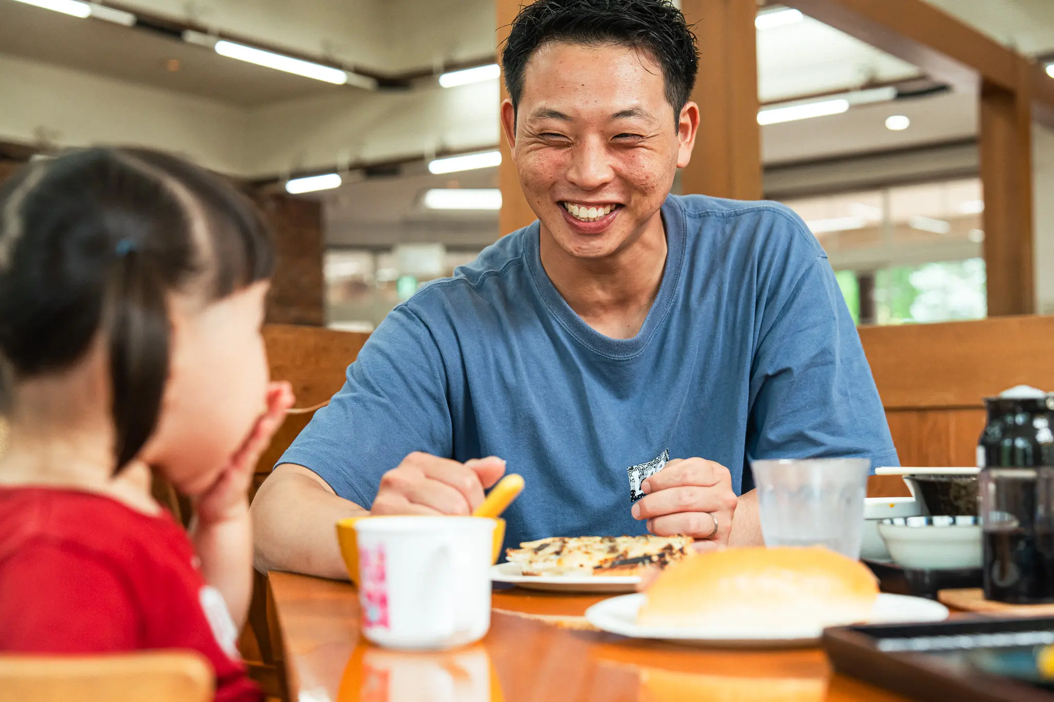 다양한 빵을 먹는다.
