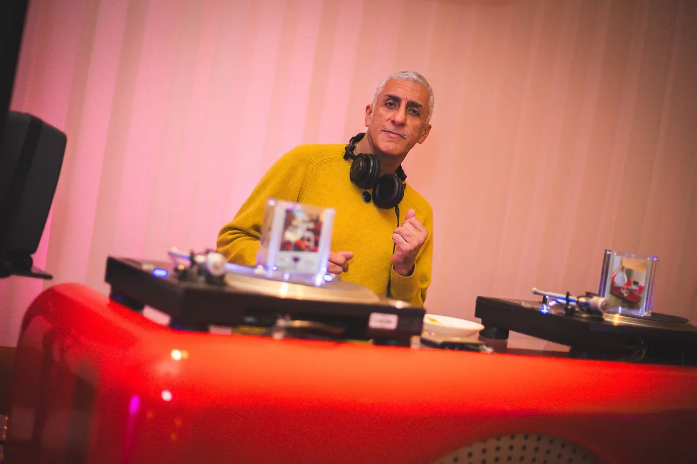 除了定期舉辦邀請日本國內外知名DJ參與的特別活動外，本地DJ也在這裡扮演重要角色。